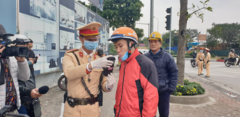  CSGT Hà Nội kiểm tra nồng độ cồn giữa dịch viêm phổi corona: Tài xế nói gì? 